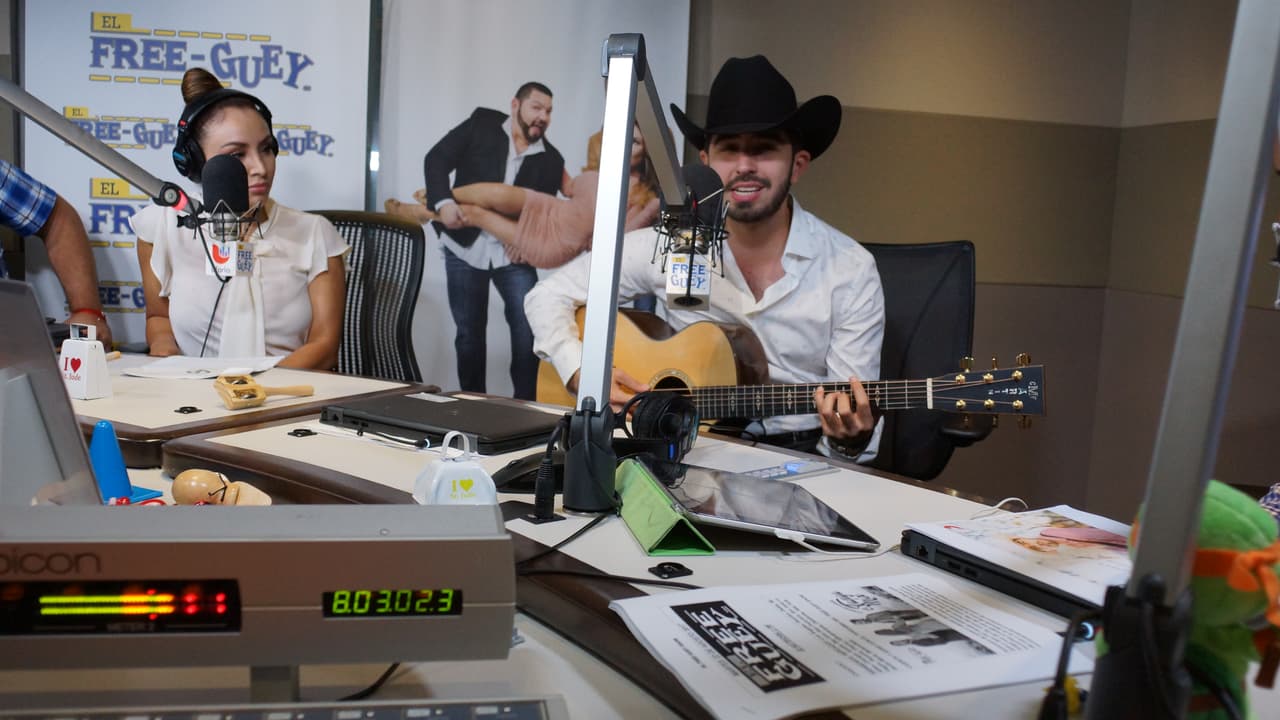 Joss Favela llegó con guitarra en mano a la cabina del Free-guey show y nos deleitó con su música.