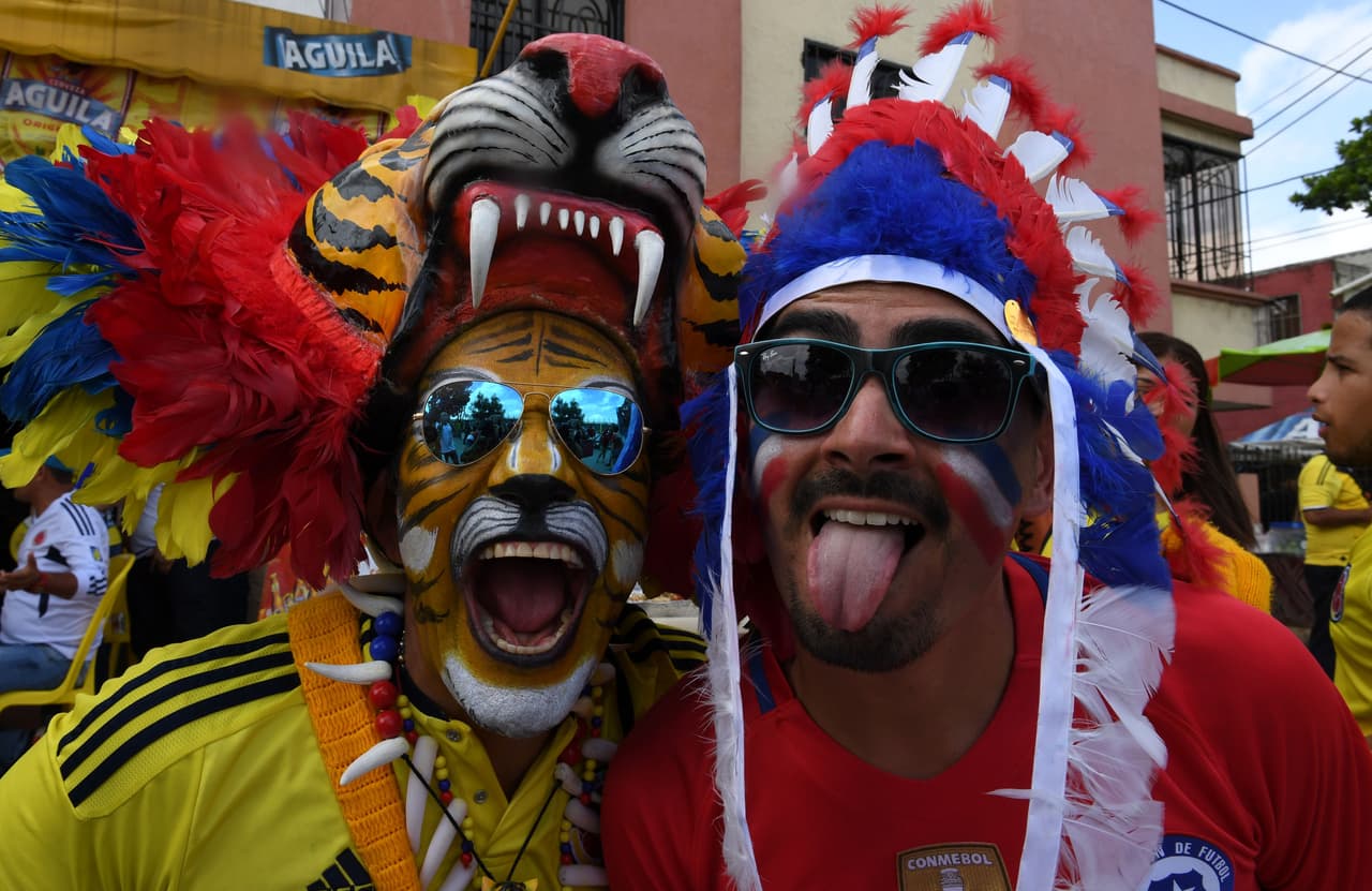 Supporters of Colombia (L) and Chile pose for a picture before the start of their WC 2018 qualification football match in Barranquilla, Colombia, on November 10, 2016. / AFP / Luis Acosta (Photo credit should read LUIS ACOSTA/AFP/Getty Images)
