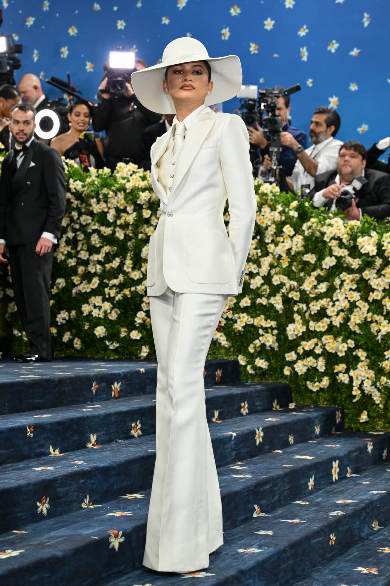 Haciéndolo una vez más, Zendaya ha cautivado al llegar a la Met Gala 2025 con un impecable traje blanco, creación de Pharrell Williams para Louis Vuitton.
