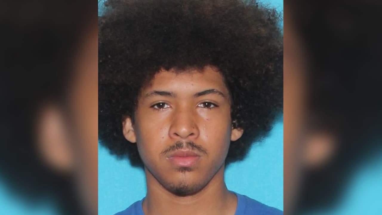 Christopher Lance Cobb, 18 años. 6 pies 1 pulgada, 150 libras. Se busca por cargos de amenazas y robo. Última ubicación conocida: Pasadena, Texas.