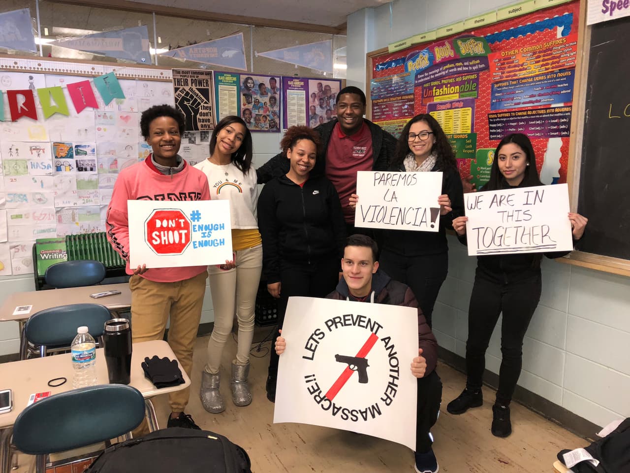 Chicago Illinois. Estudiantes de la secundaria Proviso con carteles de protesta dentro de la escuela.