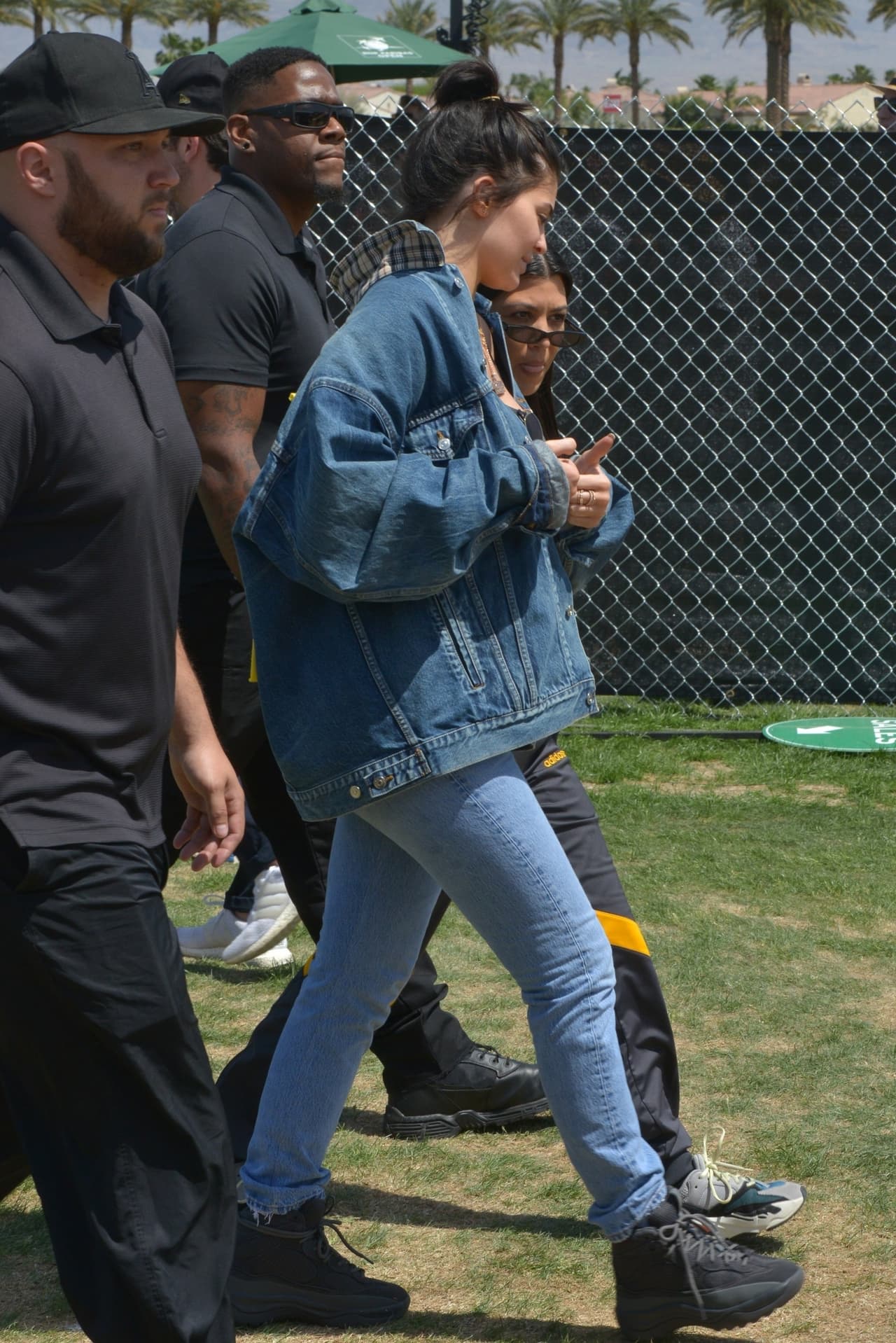 Acompañada de su hermana mayor 
<b><a href="https://www.univision.com/entretenimiento/kim-kardashian-le-lanza-a-su-hermana-kourtney-el-peor-insulto-que-podria-recibir-algun-miembro-del-clan-fotos">Kourtney Kardashian</a></b>, de 39 años, Jenner estuvo de fiesta en abril, apenas un mes y medio después de dar a luz.