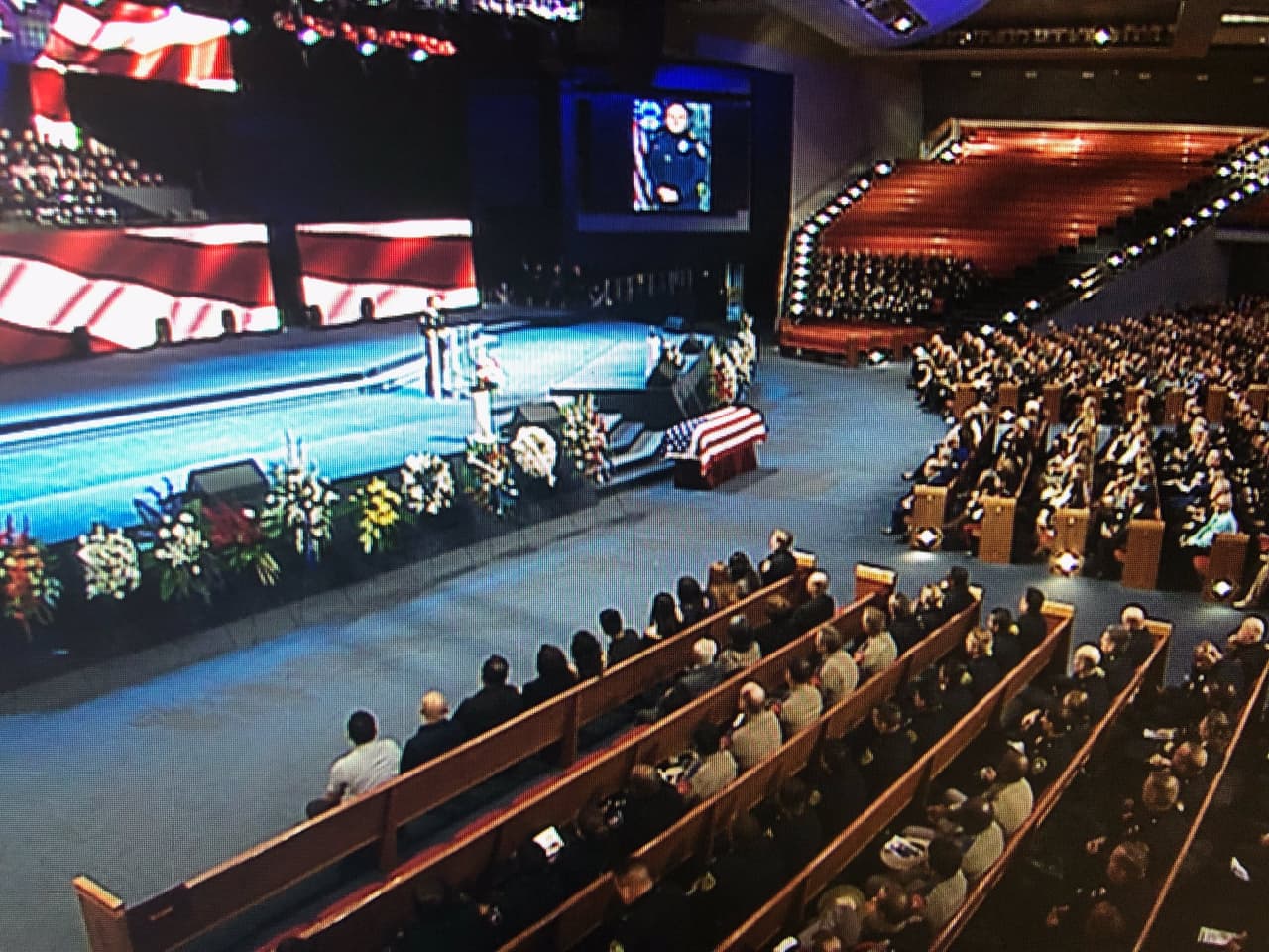 Steve Dye, del Departamento de Policía de Grand Prairie, honró al oficial A.J Castañeda reconociendo su entrega a la comunidad.... además, le dijo a su familia: “tendré que contratar 10 oficiales para reemplazarlo”.