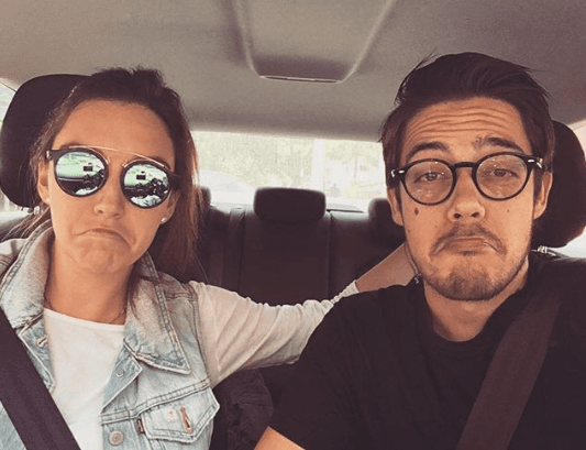 Esta romántica parejita comparte su tristeza cuando deben de separase por cuestiones de trabajo.
<br>