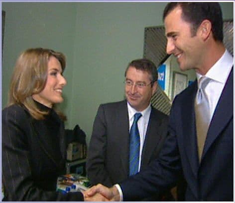 En esta foto el rey Felipe VI Felipe y la ahora reina Letizia Ortiz se saludan en los Premios Príncipe de Asturias 2003 unos días antes de que se anunciara su compromiso.