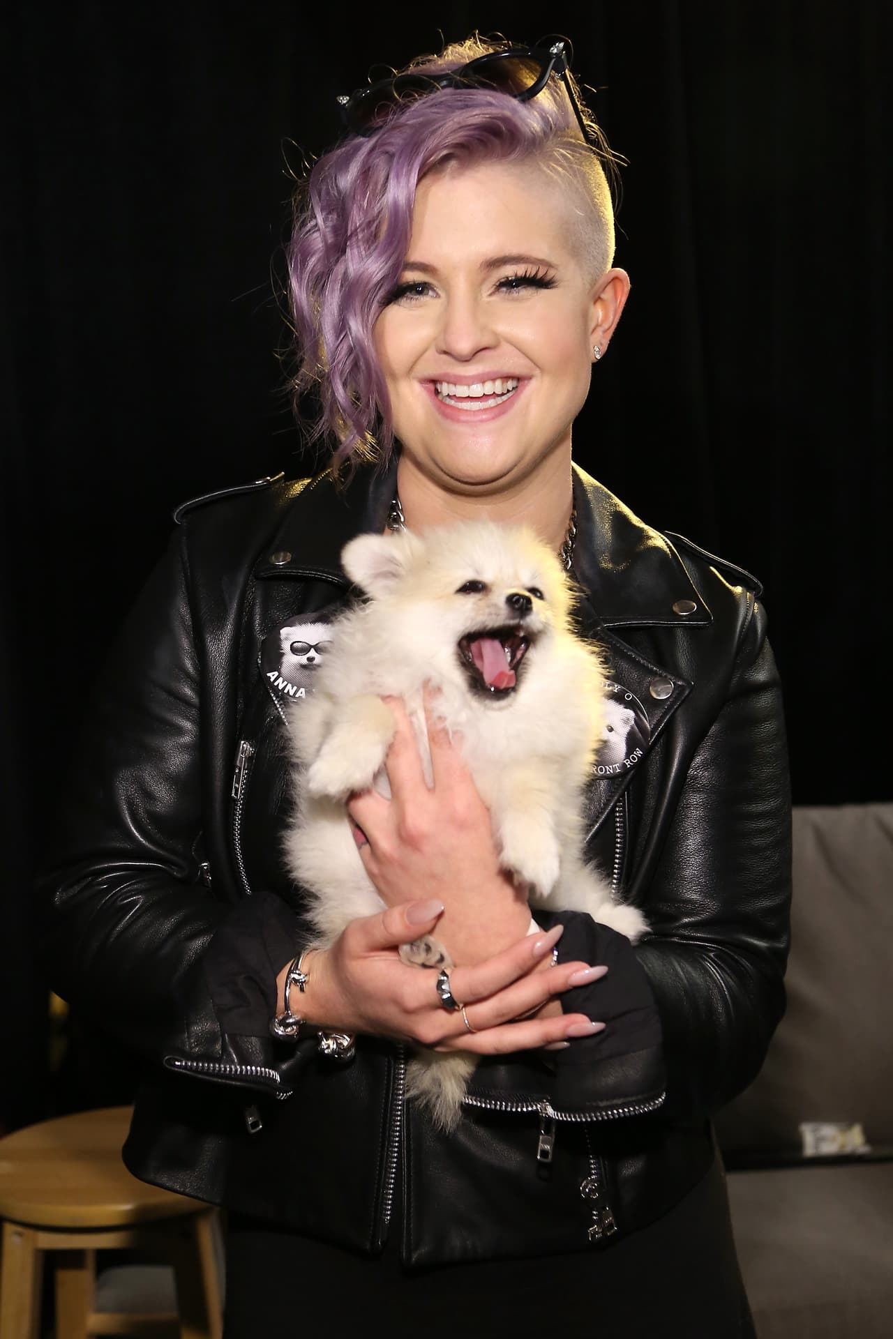 Kelly Osbourne fue otra que asistió al NYFW este fin de semana. La ‘celeb’ cargo hasta con su perrito.