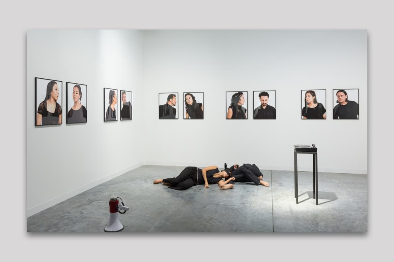 Entre las pocas obras de performance de ABMB, destaca la que trae el artista mexicano Israel Martínez: 'Sigilo y Murmullo'. Con la representación buscan recordar la masacre de estudiantes en 1968, así como la desaparición de los 43 normalistas de Ayotzinapa.