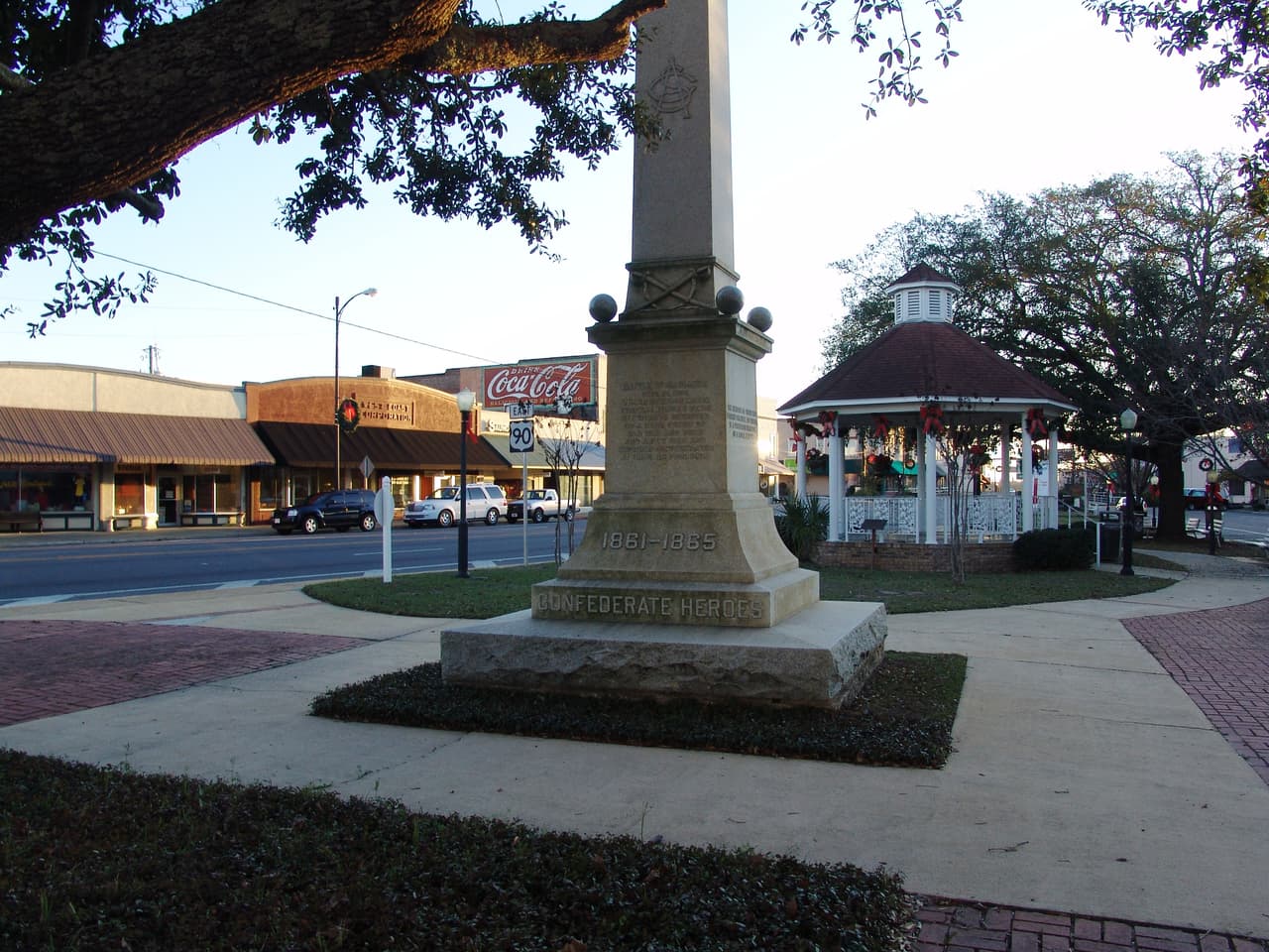 <h3 class="cms-H3-H3">10. Marianna, Florida</h3>
<br>
<br>🏡 
<b>Cambio en la población de 2010 a 2020: </b>-24.4%
<br>
<br>🏡 
<b>Población total: </b>7,551 en 2010; 5,712 en 2020.
<br>
<br>🏡 
<b>Ingreso medio por hogar: </b>$26,747
<br>
<br>🏡 
<b>Tasa de pobreza: </b>30.4%
<br>
<br>🏡 
<b>Tasa de desempleo, promedio en los últimos cinco años:</b> 6.0%
<br>