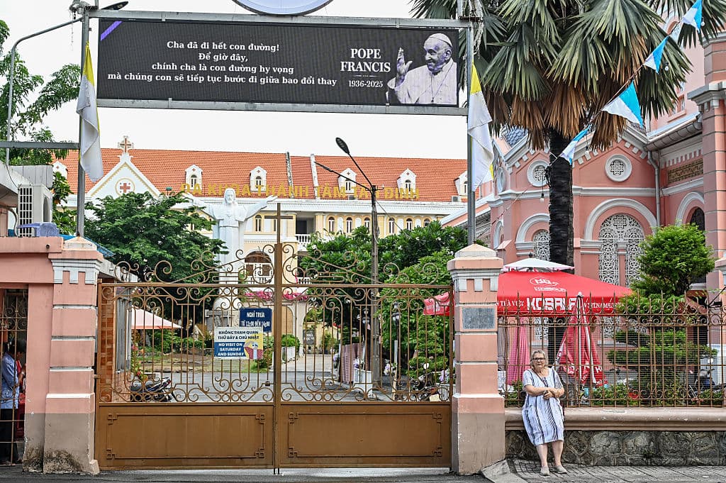 <h3 class="cms-H3-H3">"¡El papa ha llegado hasta el final! ... Eres tú el camino de la esperanza de que seguiremos avanzando"</h3>
<br>
<br>Una mujer permanece bajo un cartel en honor al difunto Papa Francisco, afuera de la iglesia católica de Tan Dinh en Ciudad Ho Chi Minh, Vietnam, durante su funeral el 26 de abril de 2025.
<br>