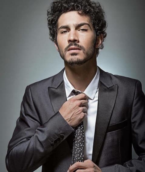 Chino estudió cine y realización.