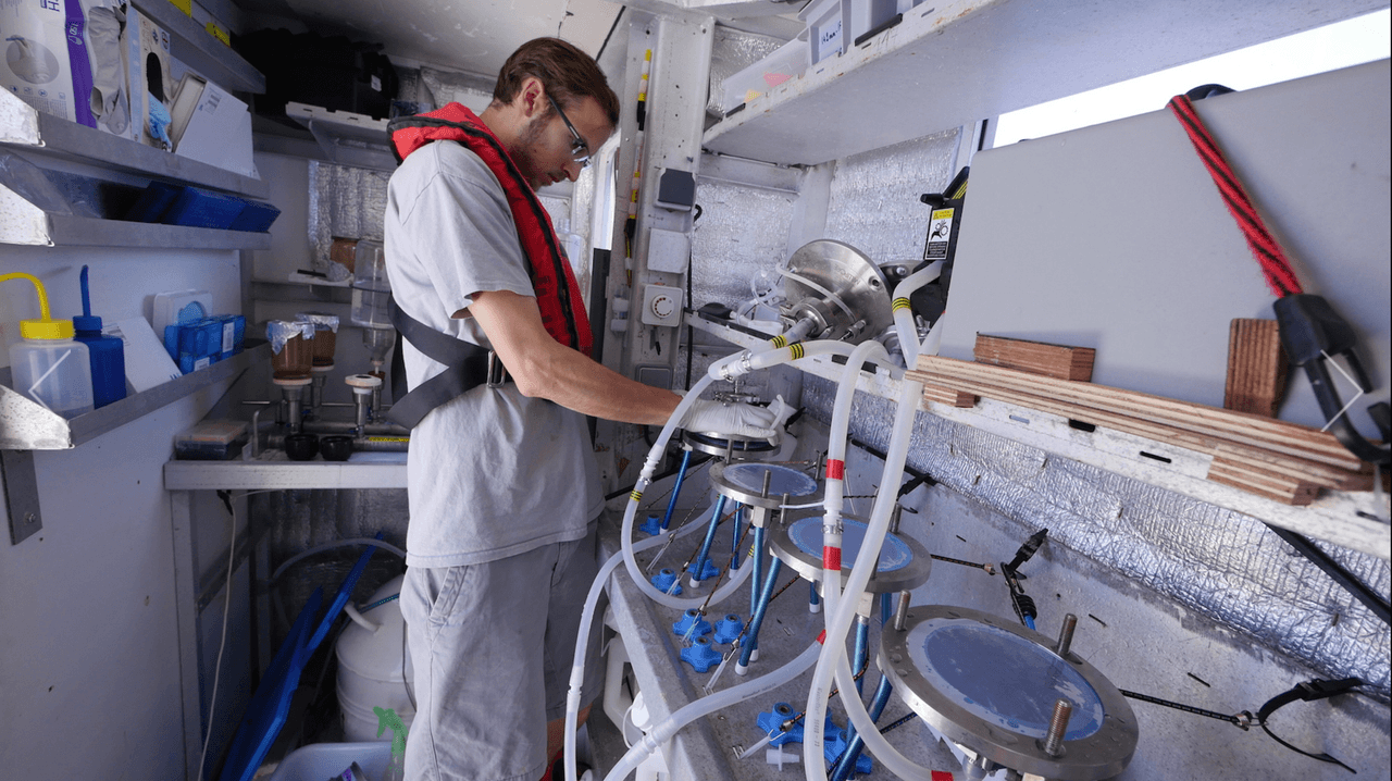 Científico Thomas Leeuw trabajando en el laboratorio a bordo del barco.
