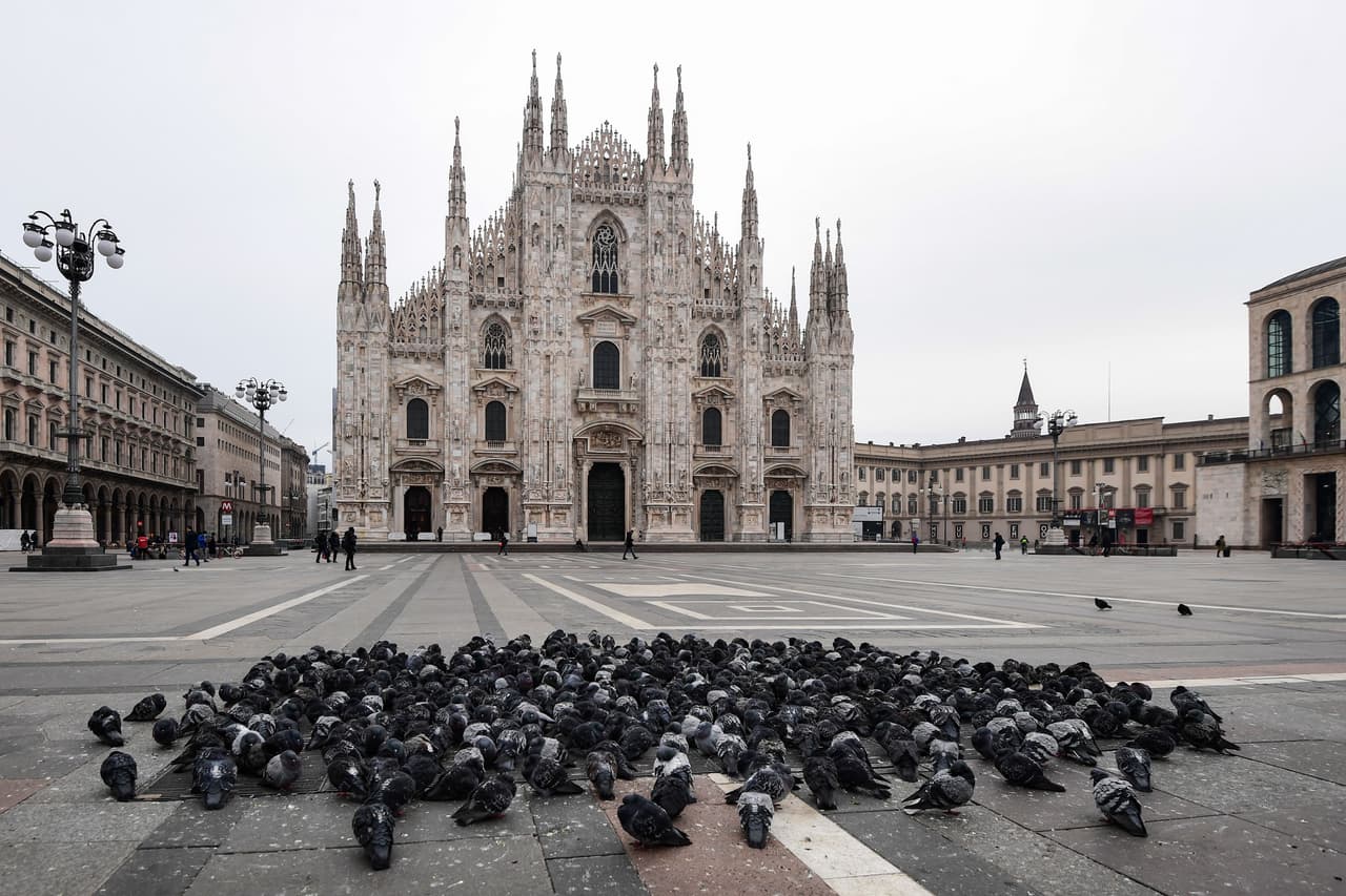 Solo palomas en la Piazza del Duomo en la catedral de Milán este 10 de marzo de 2020. El primer ministro italiano Giuseppe Conte dijo el lunes por la noche que un decreto requerirá que todas las personas en Italia demuestren que necesitan trabajar, razones de salud u otras explicaciones legítimas para viajar fuera de sus áreas.