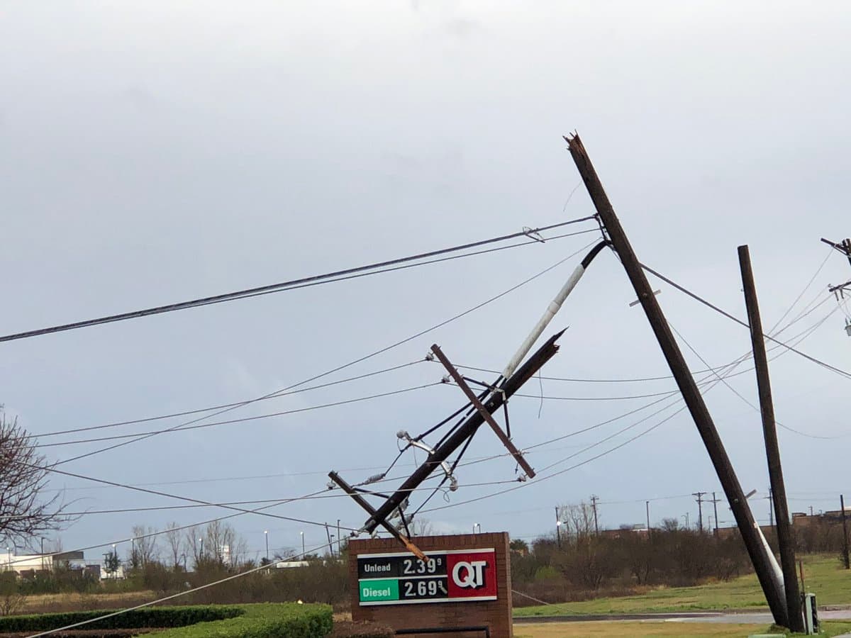 El tendido eléctrico se afectó mucho por lo vientos en Coppell.