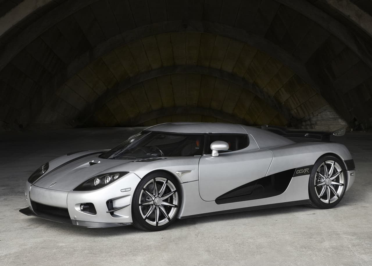 <h3 class="cms-H3-H3"><b>Koenigsegg CCXR Trevita</b></h3>
<br>
<br>Se trata de un hiperdeportivo ultra raro con una producción limitada a sólo tres unidades. Floyd Mayweather, quien desembolsó 4.8 millones de dólares, es el dueño de la única unidad con autorización para circular en Estados Unidos. En este caso, Jeff Bezos tendría una unidad que no tiene permitido conducir por las calles del país a menos que lo tenga en alguna localidad de Europa. Produce más de 1000 caballos de potencia y es capaz de acelerar de 0 a 62 mph (100 km/h) en 2.9 segundos.
<br>
<br>
<a href="https://www.univision.com/carros/carros-y-famosos/floyd-mayweather-logan-paul-quien-tiene-mejor-coleccion-carros-fotos"><u>Floyd Mayweather vs. Logan Paul: ¿quién tiene la mejor colección de carros?</u></a>
<br>