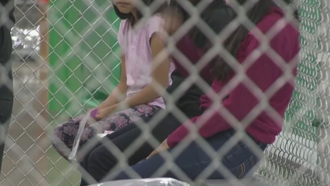 Niños lloran al escuchar orden de deportación en su contra en una audiencia con menores no acompañados en Chicago