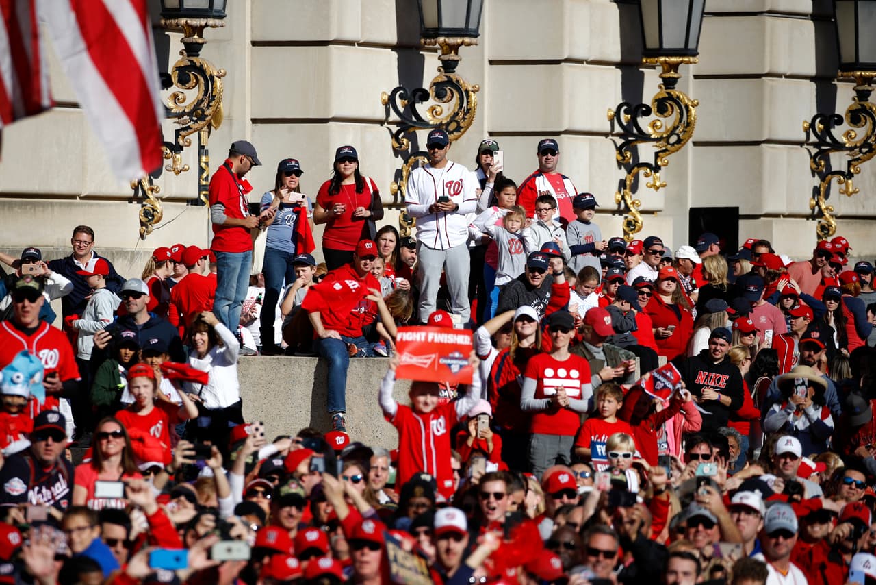 Había tanta gente en el centro de Washington este sábado para celebrar a los Nationals, que
<b>casi no había espacio para estar parado</b>. Muchos se treparon hasta donde pudieron, en edificios, escaleras, columnas, para saludar a su equipo.