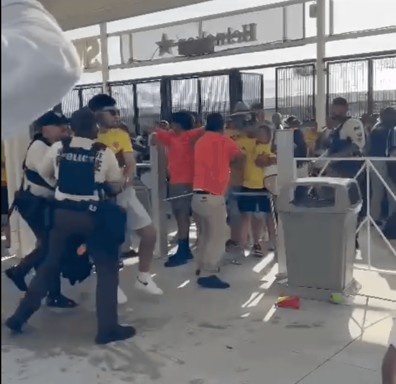 Algunos saltaron el acceso de metal en el suroeste del 
<b><a href="https://www.univision.com/local/miami-wltv/lo-que-debes-saber-si-vas-final-copa-america-estadio-hard-rock-miami-gardens" target="_blank">estadio</a></b>, empujando y presionando a otras personas, para salir corriendo, huyendo de los oficiales de seguridad.