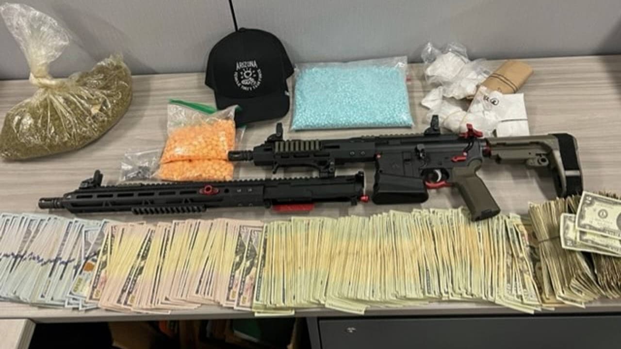 El Departamento de Seguridad Pública de Arizona alienta a cualquiera que compre un vehículo utilizando sitios web como Facebook Marketplace u OfferUp, a
<b>verificar primero el historial del automóvil a fondo</b>, y dudar de cualquier oferta que parezca demasiado buena para ser verdad.