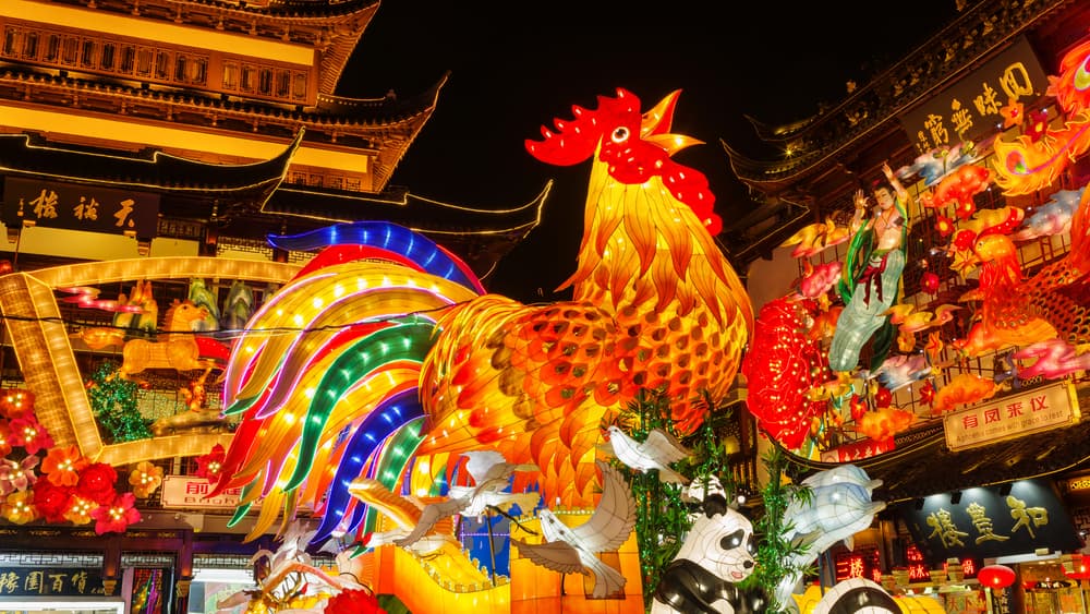 La tónica que prevalecerá es lo imprevisible y sorpresivo, lo que por la mañana te parecía una cosa por la tarde resultará otra y por tanto deberás poner a funcionar al máximo tu capacidad de adaptación.
<br>En este mes del Gallo se acentúa tu compatibilidad amorosa con el
<b>Gallo</b>, algo muy interesante ya que casi siempre están en desacuerdo, pero este mes parecen llegar a buenos acuerdos.