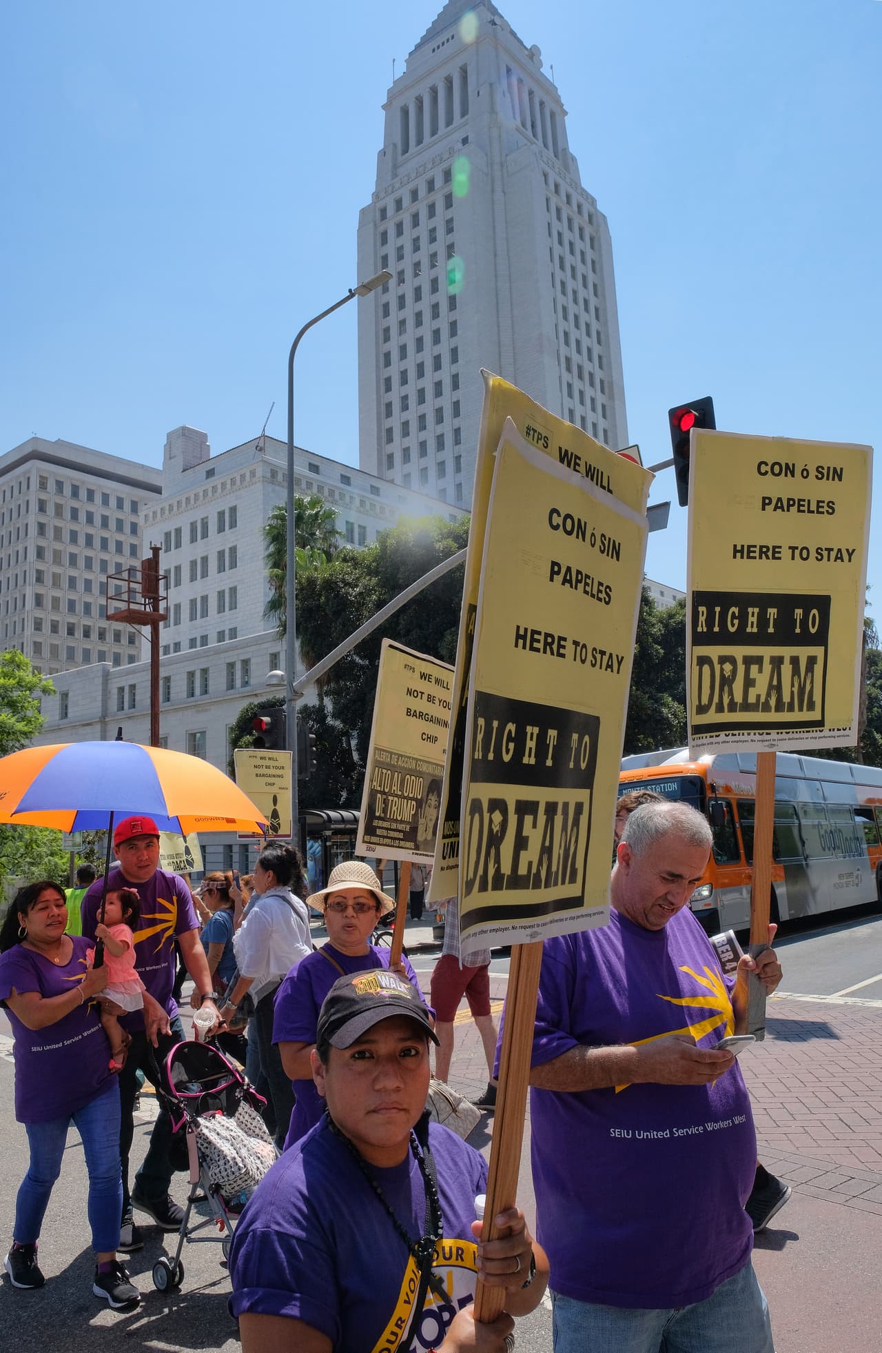 La decisión del presidente Trump ha sido blanco de fuertes críticas por otros legisladores y mandatarios, incluyendo el expresidente Barack Obama quien se refirió a la revocación de DACA como "cruel".