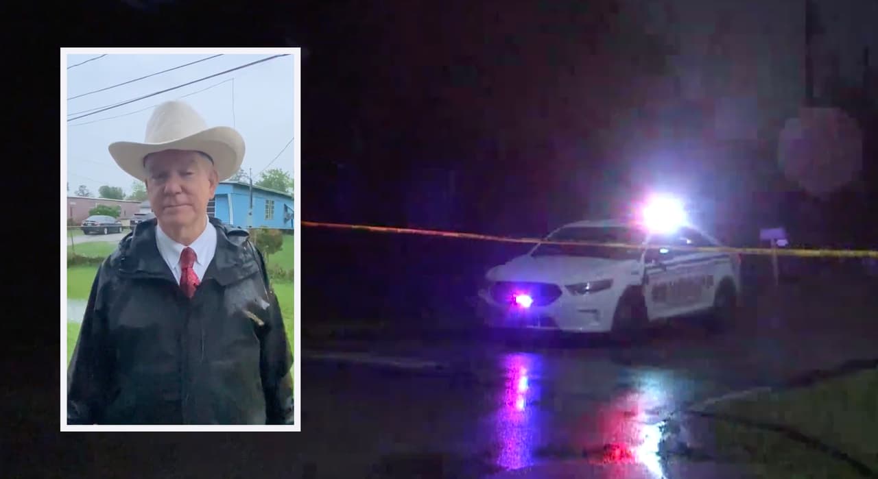 “Mide aproximadamente 5’7” a 5’8” y tiene varios tatuajes en el cuerpo”, indicó el sargento Beall, de la unidad de homicidios de HCSO.