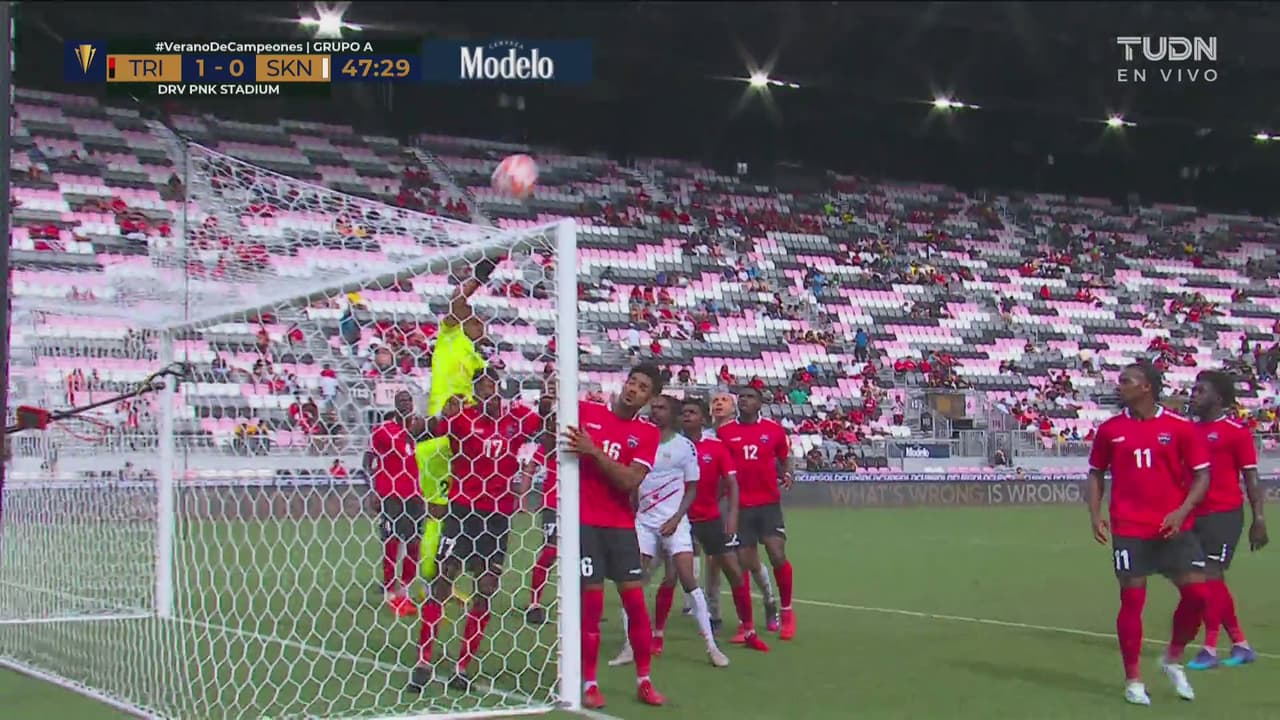 ¡Casi era olímpico! James le pegó sabroso pero el balón roza la meta