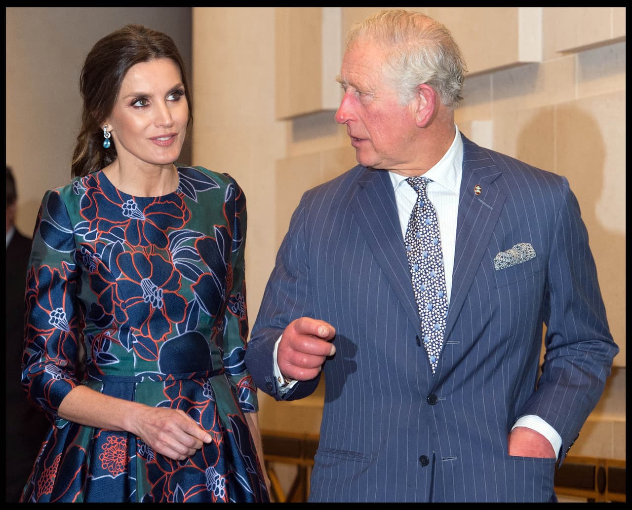 El príncipe Carlos pareció perdonar la tardanza de doña Letizia.