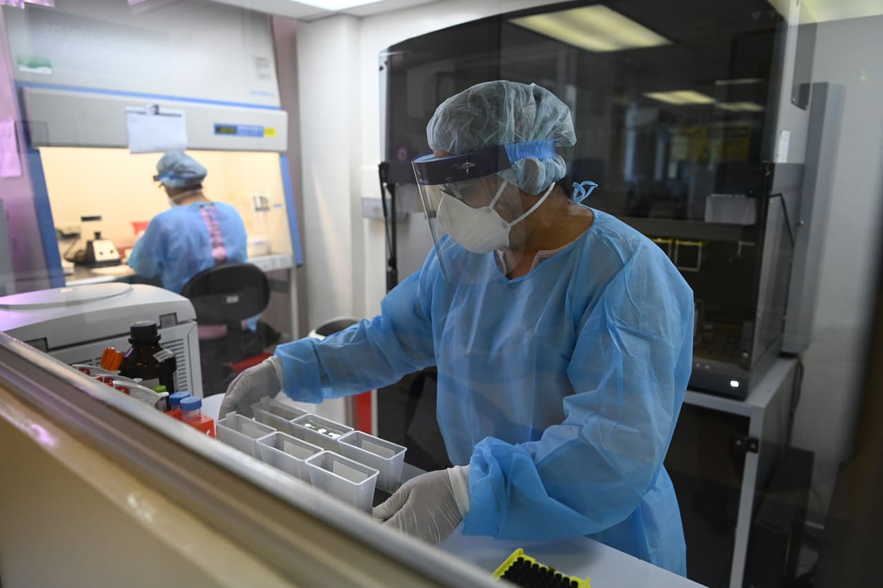 Sin embargo, algunos expertos dicen que la variante detectada por primera vez en Gran Bretaña es casi dos veces más contagiosa que el virus identificado en China hace un año.