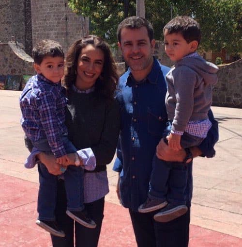 Comenzamos el conteo con 
<b><a href="http://www.univision.com/temas/bibi-gaytan">Bibi Gaytán</a></b> y 
<b><a href="http://www.univision.com/temas/eduardo-capetillo">Eduardo Capetillo</a></b>, la vida los sorprendió al mandarles un par de hermosos mellizos, a quienes nombraron Daniel y Manuel.