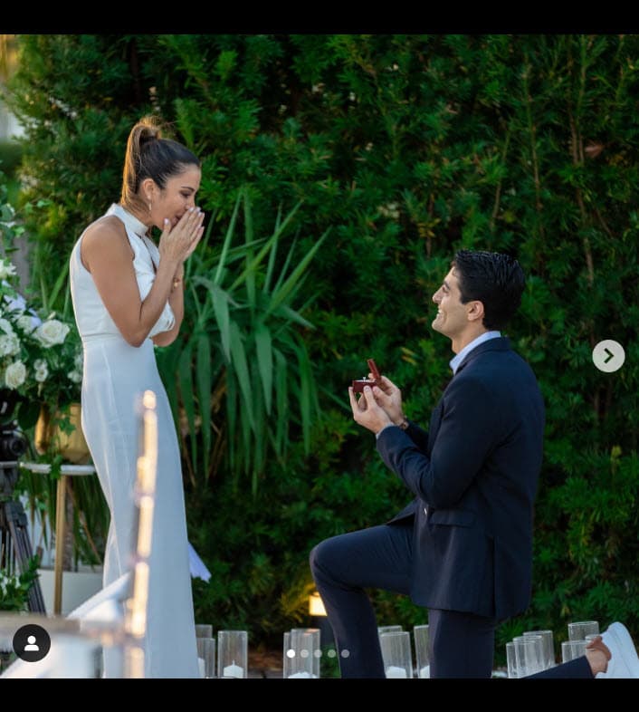 En las imágenes se observa el rostro de sorpresa de la presentadora de
<b>Univision</b> al momento en que su novio se arrodilla y le entrega el anillo de compromiso.
<br>