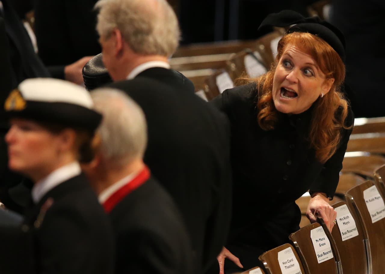El reportero del extinto informativo 
<b>'News of the World' </b>quiso probar que Sarah Ferguson cobraba más 500,000 dólares por dar acceso a su exmarido y 
<b><a href="https://es.reuters.com/article/entertainmentNews/idESMAE64M0CC20100523">en cámara quedó registrada la negociación</a></b>, que la llevó a disculparse.