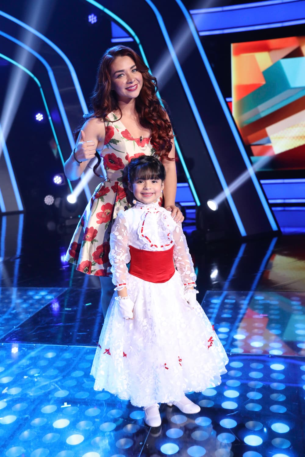 O por Daniela Luján y los Mega Minis.