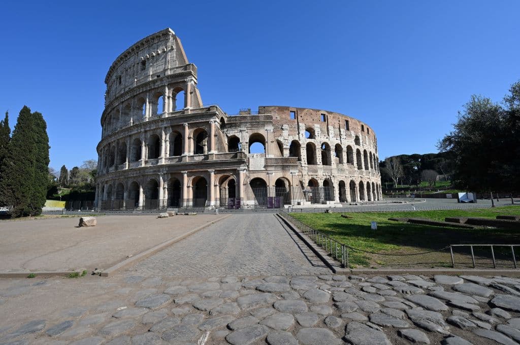 Una vista del Coliseo en Roma cerrado.
<b> Con más de 4,800 muertos, Italia es ya el país con mayor número de víctimas. El índice de mortalidad en el país es del 8,6% de los casos confirmados.</b>
<br>
<br>
<br>