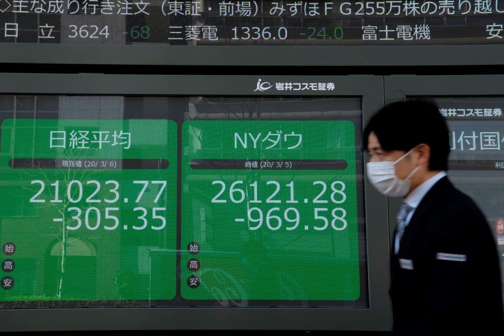 Indicadores negativos en una pantalla que dispara los valores negociados en la Bolsa de Tokio.