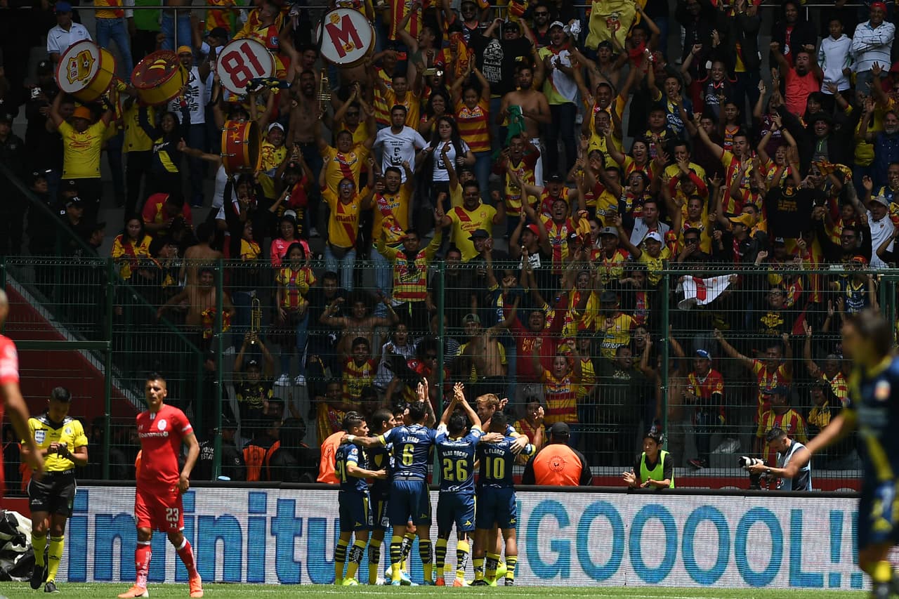 Aristeguieta cierra el triunfo michoacana con el 0-2; lo festeja con su afición.