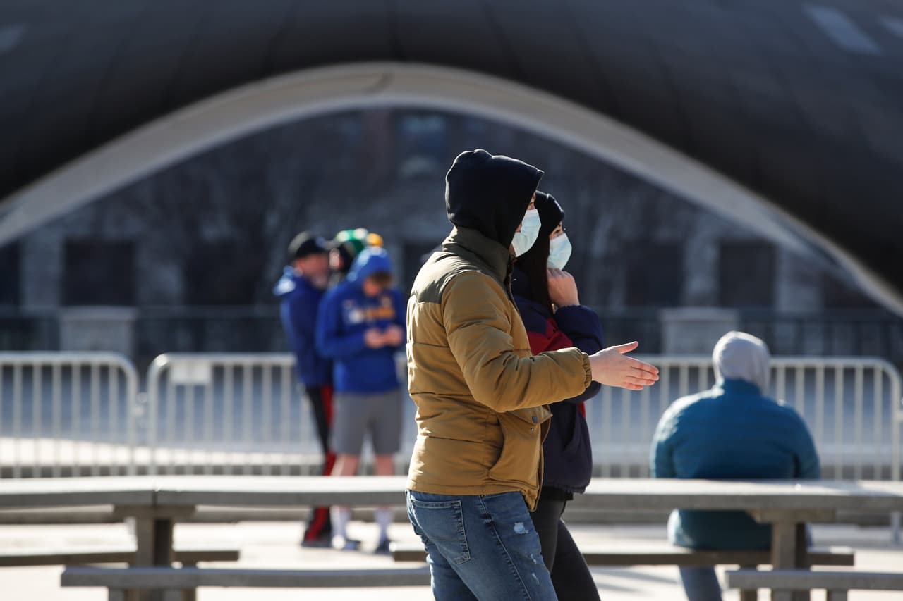 Illinois tiene un nuevo récord del número de casos nuevos de coronavirus que aumentan a 2,000 a medida que también aumentan las pruebas