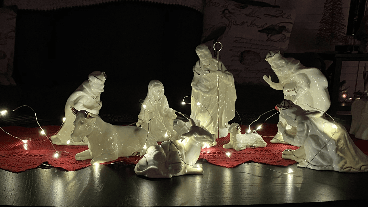 En muchas casas se instala un nacimiento en el cual se coloca el niño Dios a la medianoche del día 24 de diciembre.