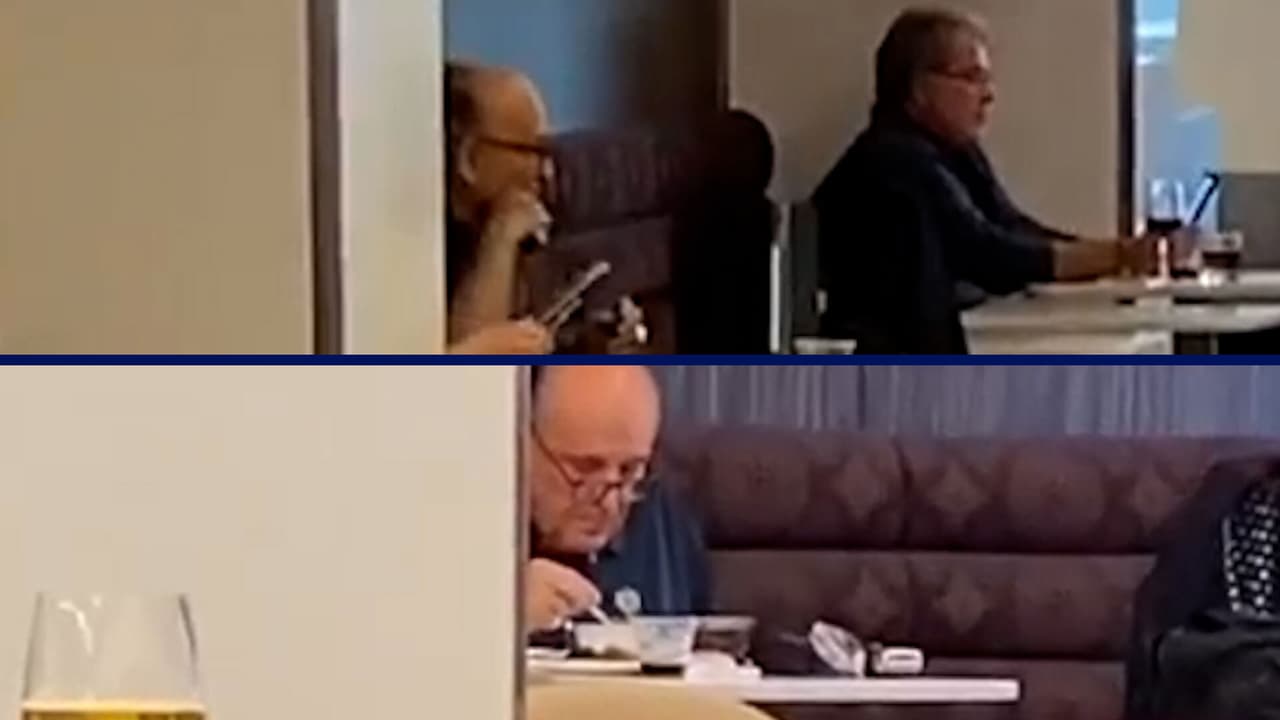 Rudy Giuliani se afeita en restaurante del aeropuerto JFK y el video del hecho se vuelve viral en redes