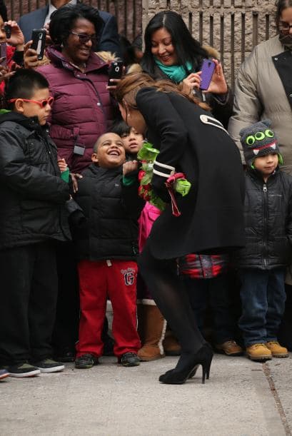Y rompió el protocolo para acercarse a los tiernos niños.
