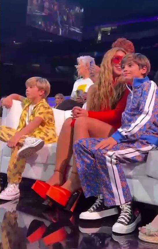 Shakira fue reconocida como Agente de Cambio por impulsar la educación en la niñez de su natal Colombia con su Fundación Pies Descalzos.
<br>