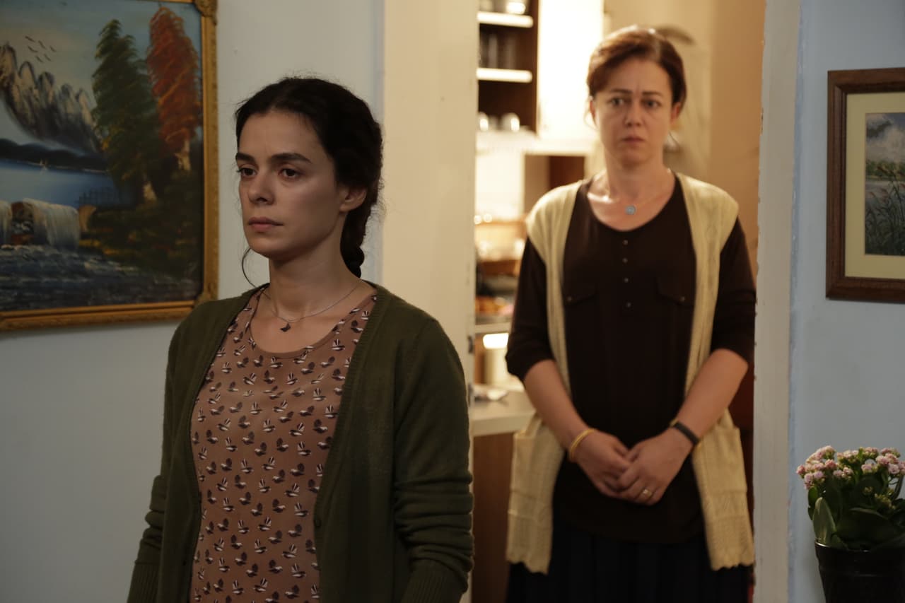 Entre su duro camino, Bahar se reencuentra con su madre, quien la abandonó cuando ella tenía 8 años. Ambas usarán esta oportunidad para reconectarse.