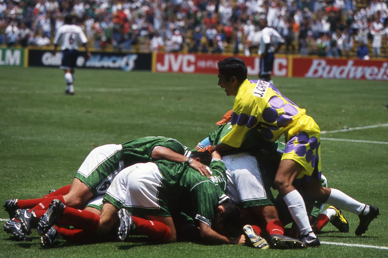 El 1 de agosto de 1999 se dio el único enfrentamiento entre estas dos selecciones en Copa Confederaciones. México derrotó 1-0 a Estados Unidos con gol de oro de Cuauhtémoc Blanco en la Semifinal celebrada en el Estadio Azteca, días antes de que el Tri se coronara ante Brasil.