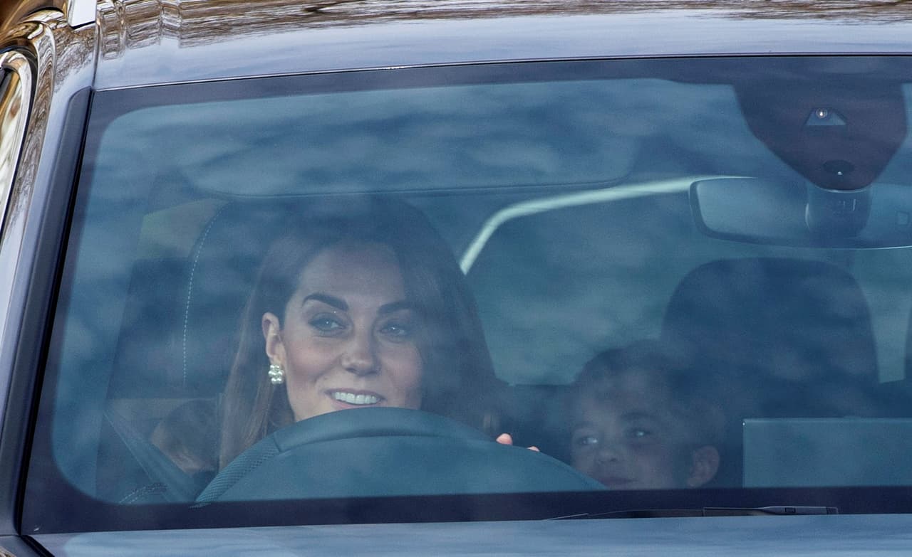 El príncipe William llegó al tradicional almuerzo navideño que ofreció la reina Isabel II en el palacio de Buckingham, sin Kate Middleton y donde los 
<b><a href="https://www.univision.com/famosos/los-desaparecidos-meghan-markle-y-el-principe-harry-tienen-fecha-de-regreso-al-reino-unido-fotos">grandes ausentes</a></b> fueron los duques de Sussex, Meghan Markle y el príncipe Harry.