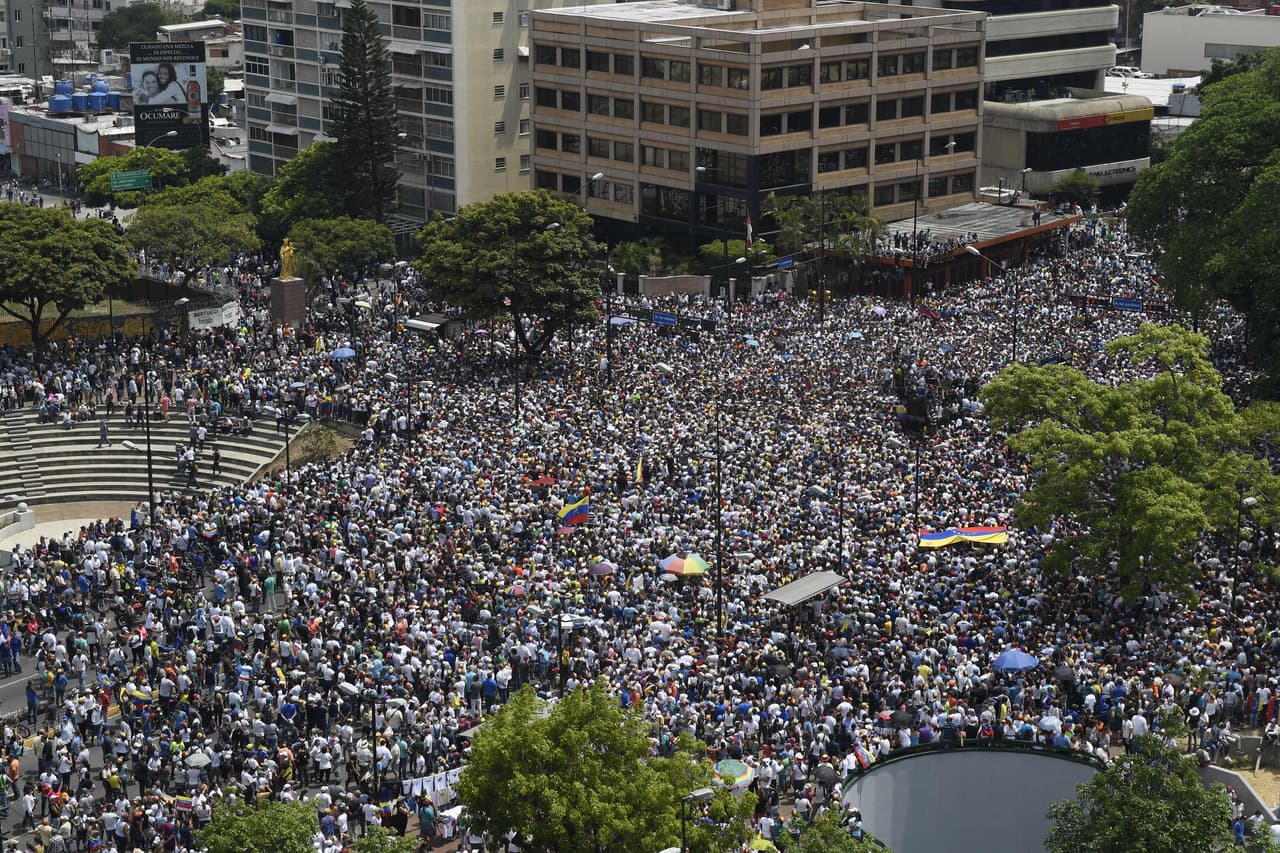 La plaza Altamira, en el este de Caracas, uno de los puntos de concentración de la oposición. El Ministerio de Relaciones Exteriores de Rusia rechazó la sugerencia de Washington de que persuadió a Maduro para que no huyera de Venezuela.