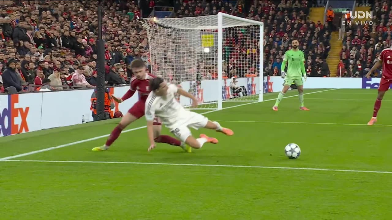 ¡TIRO ATAJADO! disparo por Dominik Szoboszlai.