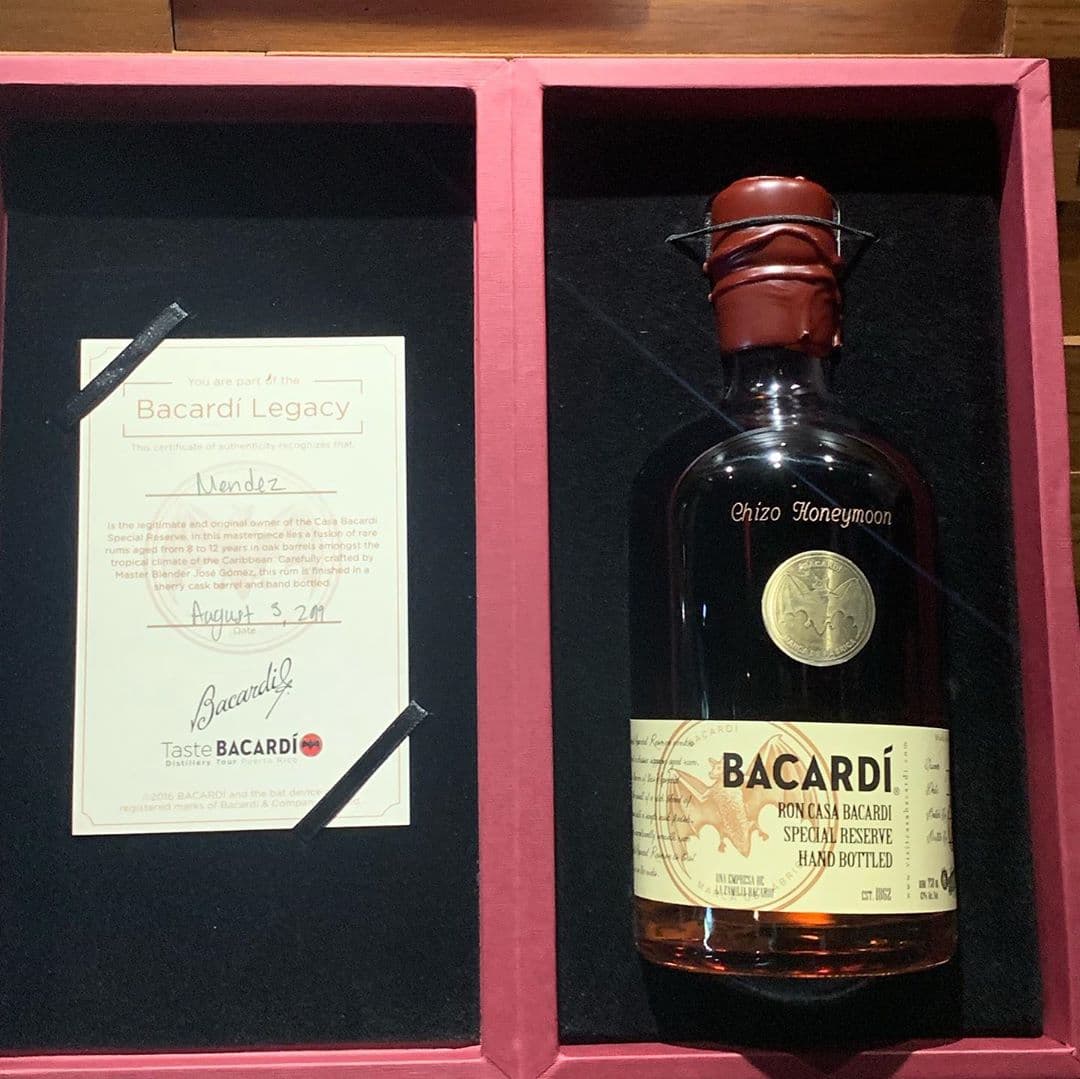 Y también Lorenzo Méndez mostró esta botella que hicieron en la fábrica del ron Bacardi.