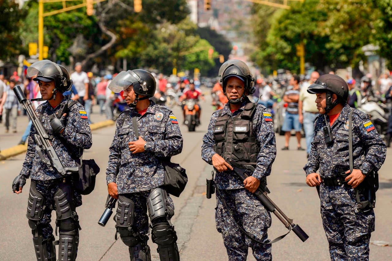 Policías antimotines se apostaron en las calles. Los manifestantes pedían a los uniformados que se sumaran a ellos y apoyaran a Guaidó.