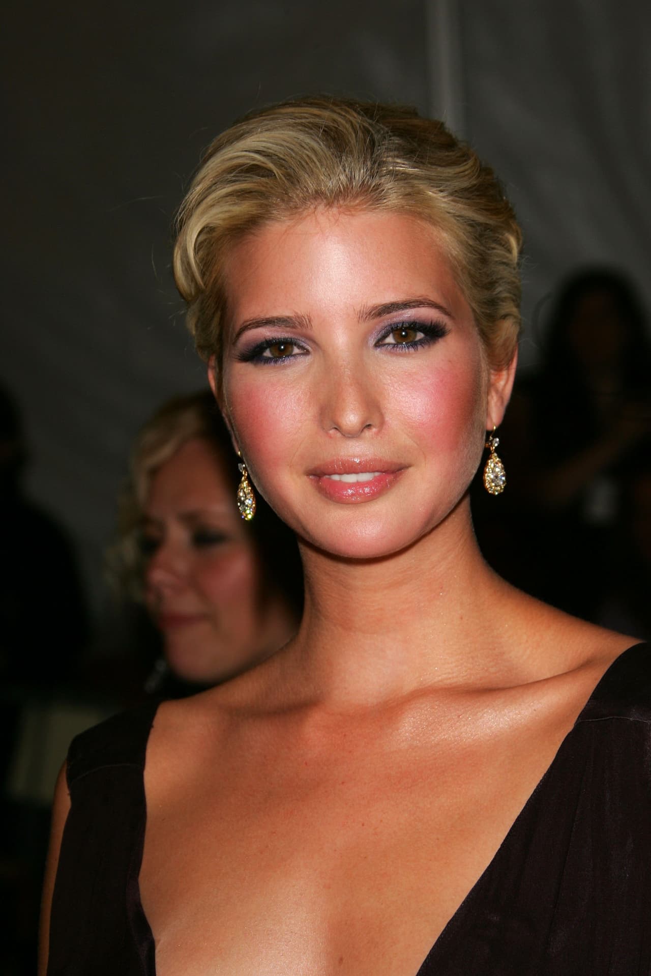 El blush rosado fue el centro de su look para la premiere de la película 'Born Rich' en el 2003.