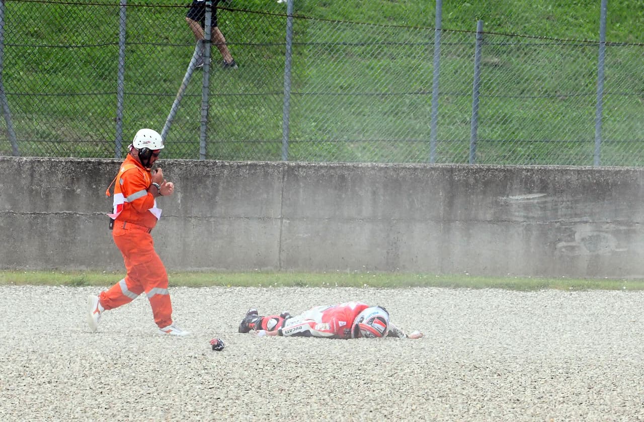 El italiano Michele Pirro sufrió un terrible accidente en la primera jornada de entrenamientos del Gran Premio de Italia de MotoGP en el circuito de Mugello.