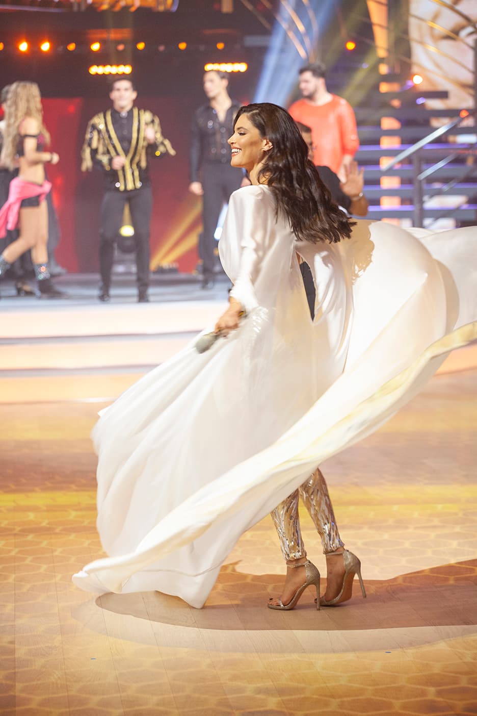 Mostrándonos lo sublime de su vestuario.